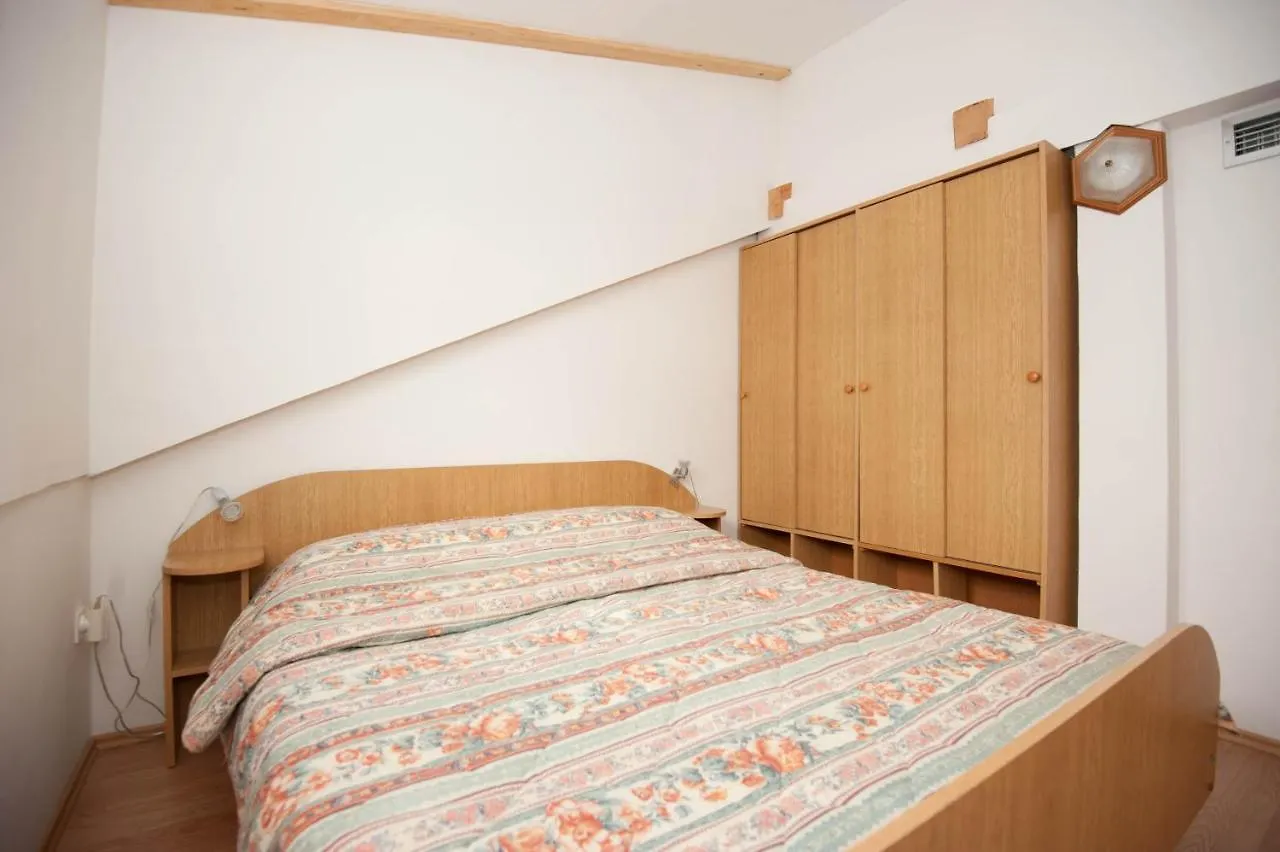 Apartment Njivice 5398A