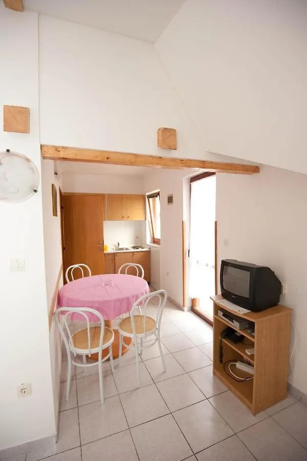 Apartment Njivice 5398A