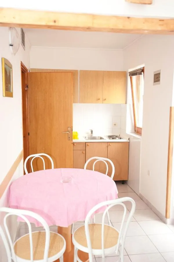 Apartment Njivice 5398A
